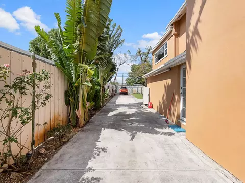Exterior - 911 E 14th Pl, Hialeah, FL 33010 photo 2 of 10