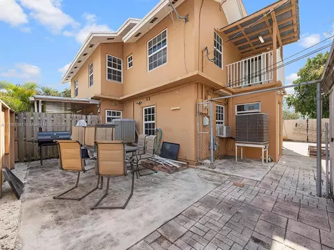 Exterior - 911 E 14th Pl, Hialeah, FL 33010 photo 4 of 10