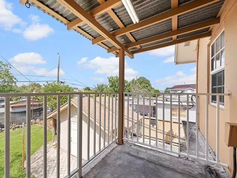 Exterior - 911 E 14th Pl, Hialeah, FL 33010 photo 6 of 10