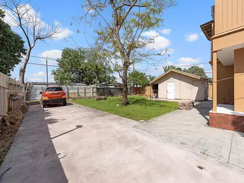 Exterior - 911 E 14th Pl, Hialeah, FL 33010 photo 3 of 10