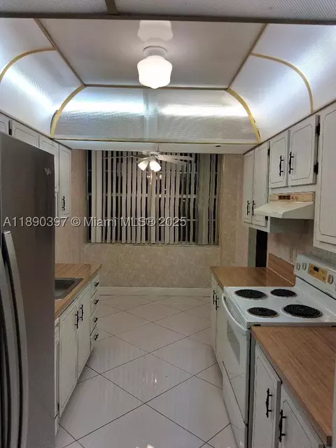 1300 St Charles Pl #319, Pembroke Pines, FL 33026