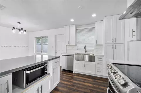 Kitchen - 2261 Utopia Dr, Miramar, FL 33023 photo 4 of 5