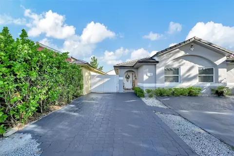 3135 W 72nd Ter, Hialeah, FL 33018 photo 2