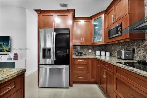3135 W 72nd Ter, Hialeah, FL 33018 photo 17