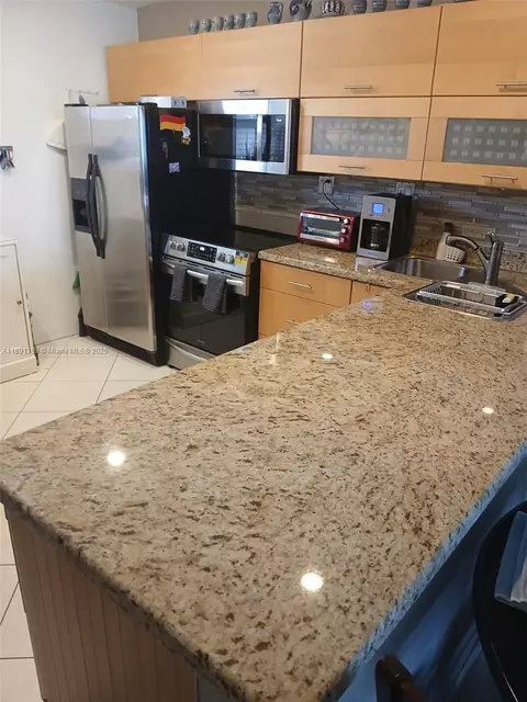 330 SE 2nd St #503E, Hallandale Beach, FL 33009