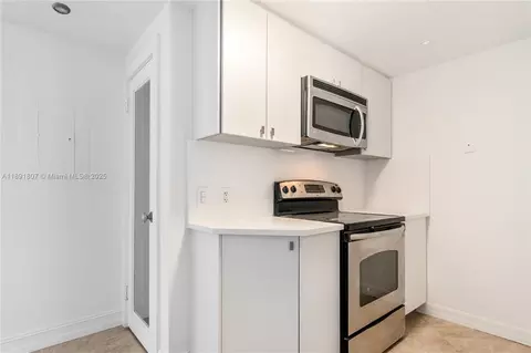 Kitchen - 701 Brickell Key Blvd #1411, Miami, FL 33131 photo 2 of 2
