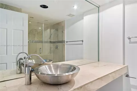 Bath - 701 Brickell Key Blvd #1411, Miami, FL 33131 photo 1 of 2