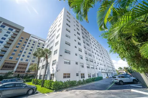 2555 NE 11th St #310, Fort Lauderdale, FL 33304