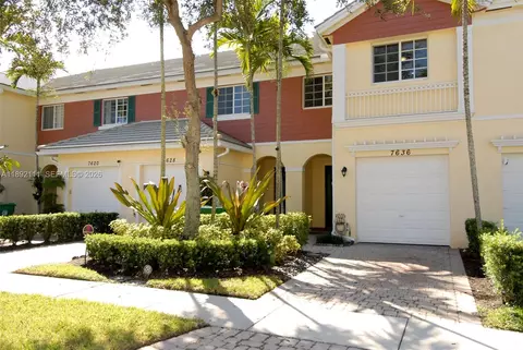 7636 Foxcroft Ln, Davie, FL 33328