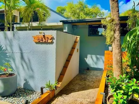 Exterior - 6437 Lemon Tree Ln, Miami Lakes, FL 33014 photo 3 of 4