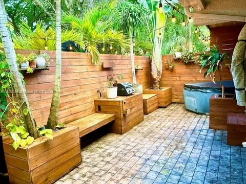 Exterior - 6437 Lemon Tree Ln, Miami Lakes, FL 33014 photo 4 of 4