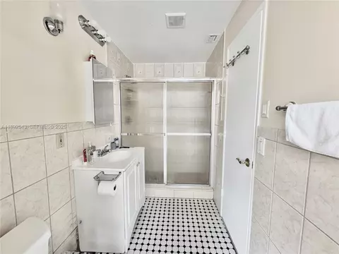 Bath - 6875 NW 1st Ct, Margate, FL 33063 photo 2 of 3