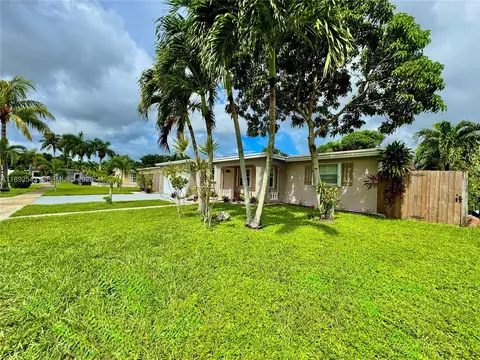 Exterior - 6875 NW 1st Ct, Margate, FL 33063 photo 8 of 11