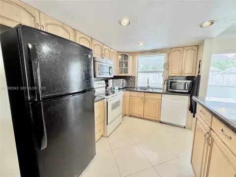 Kitchen - 6875 NW 1st Ct, Margate, FL 33063 photo 3 of 4