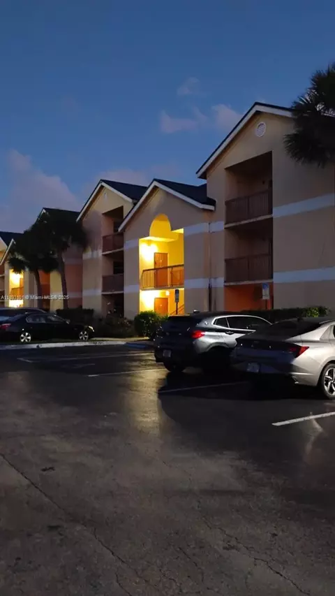 7610 Westwood Dr #122, Tamarac, FL 33321