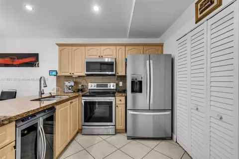 Kitchen - 3155 W 68th Pl, Hialeah, FL 33018 photo 2 of 4