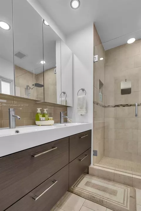 Bath - 3155 W 68th Pl, Hialeah, FL 33018 photo 3 of 3