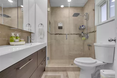 Bath - 3155 W 68th Pl, Hialeah, FL 33018 photo 2 of 3