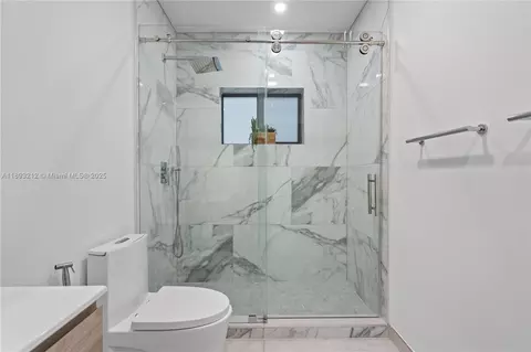 Bath - 9182 NW 148th St, Miami Lakes, FL 33018 photo 2 of 4