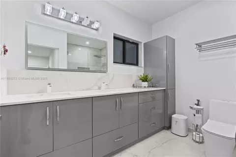 Bath - 9182 NW 148th St, Miami Lakes, FL 33018 photo 3 of 4