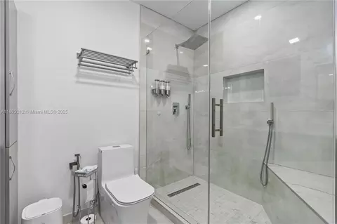 Bath - 9182 NW 148th St, Miami Lakes, FL 33018 photo 4 of 4