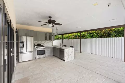 Kitchen - 9182 NW 148th St, Miami Lakes, FL 33018 photo 2 of 8