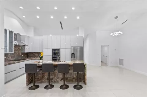 Kitchen - 9182 NW 148th St, Miami Lakes, FL 33018 photo 6 of 8