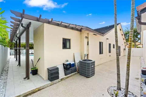 Exterior - 9182 NW 148th St, Miami Lakes, FL 33018 photo 5 of 8