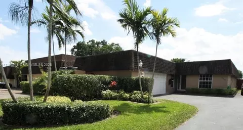 19224 W Lake Dr, Hialeah, FL 33015