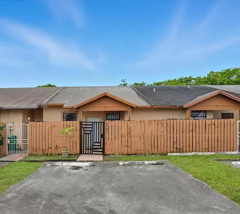 6726 NW 188th Ter, Hialeah, FL 33015