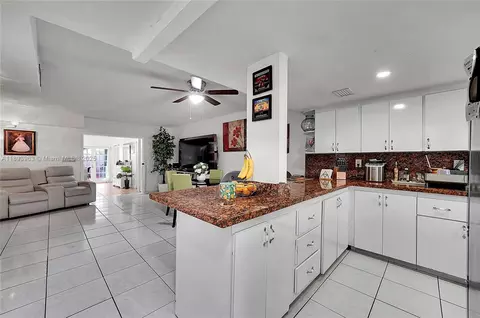 810 W 80th Pl, Hialeah, FL 33014 photo 9