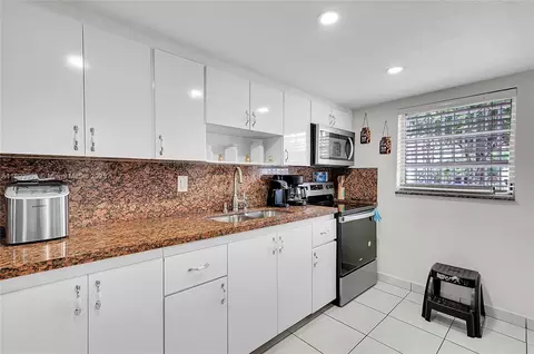 810 W 80th Pl, Hialeah, FL 33014 photo 11