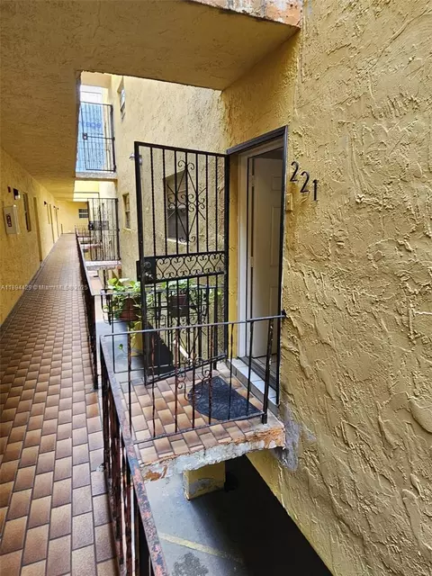 1555 W 44th Pl #221B, Hialeah, FL 33012