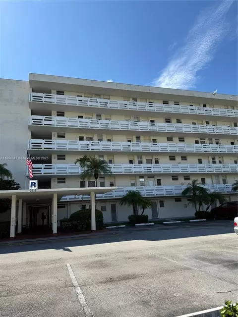 3010 Marcos Dr #R310, Aventura, FL 33160