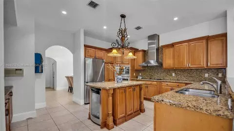 Kitchen - 2850 SW 137th Path, Miami, FL 33175 photo 7 of 7