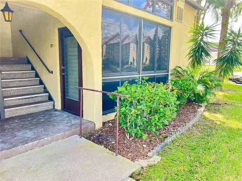 340 Pine Ridge Cir #D-1, Greenacres, FL 33463