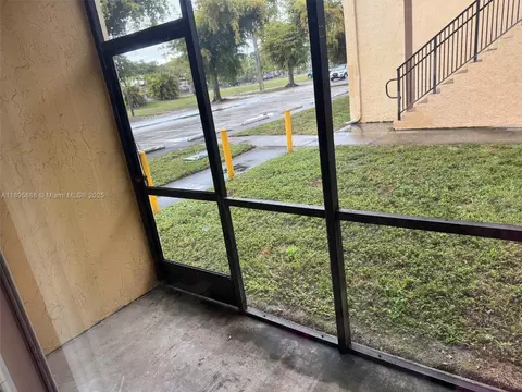 2820 NW 55th Ave #1D, Lauderhill, FL 33313