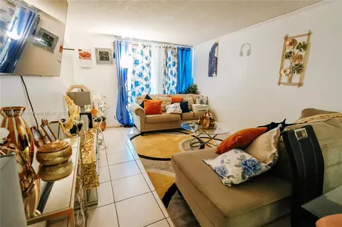 216 Lake Pointe Dr #128, Oakland Park, FL 33309