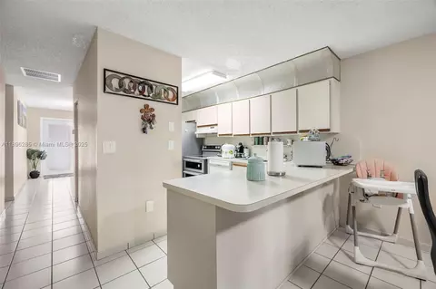 Kitchen - 4191 W 10th Ave, Hialeah, FL 33012 photo 1 of 2