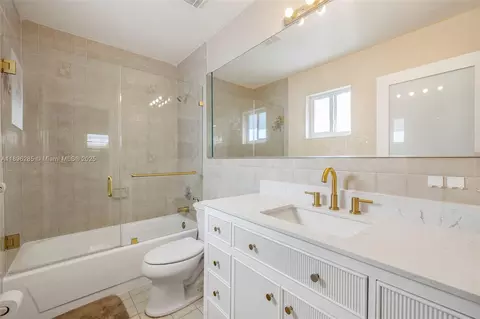 Bath - 4191 W 10th Ave, Hialeah, FL 33012 photo 2 of 2