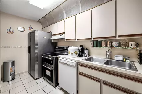 Kitchen - 4191 W 10th Ave, Hialeah, FL 33012 photo 2 of 2
