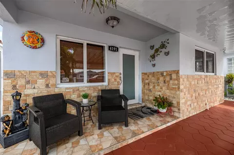 Exterior - 4191 W 10th Ave, Hialeah, FL 33012 photo 2 of 4