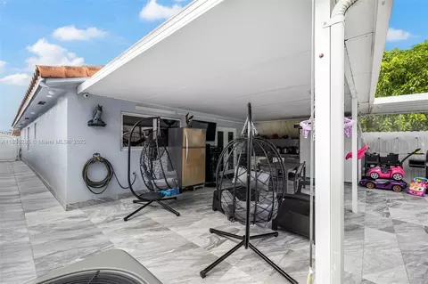 Exterior - 4191 W 10th Ave, Hialeah, FL 33012 photo 3 of 4