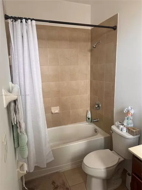 Bath - 8867 W 35th Way, Hialeah, FL 33018 photo 2 of 3