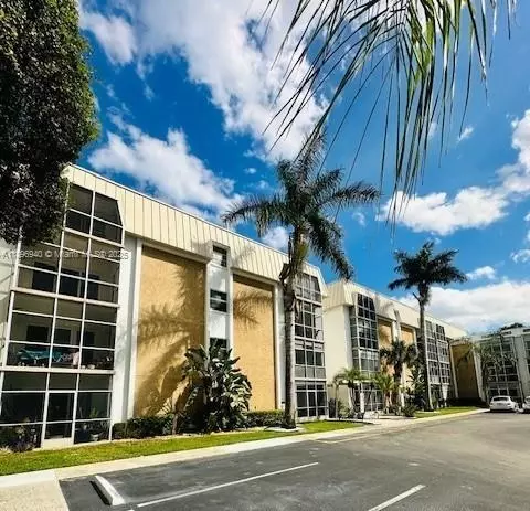 3000 NE 16th Ave #408, Oakland Park, FL 33334