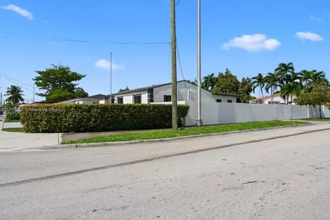 841 SE 11th Pl, Hialeah, FL 33010 photo 4