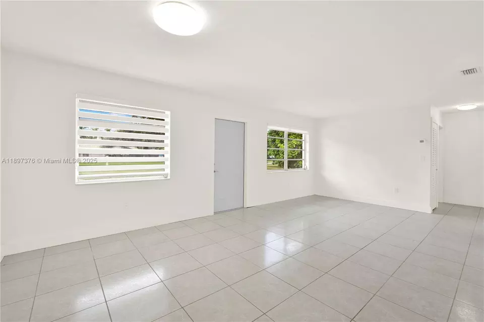 Living - 18320 SW 293rd St, Homestead, FL 33030 photo 2 of 4