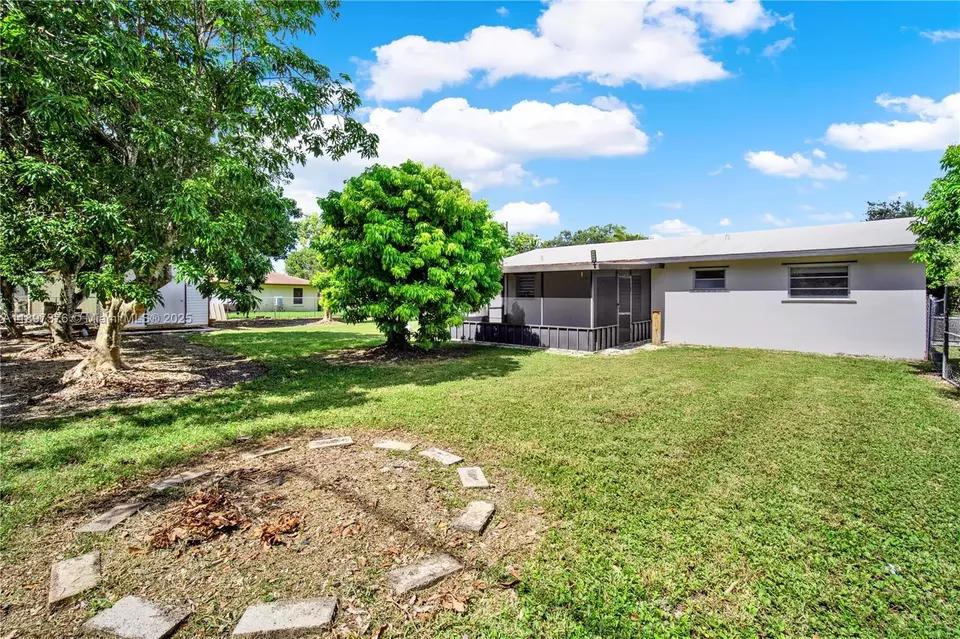Exterior - 18320 SW 293rd St, Homestead, FL 33030 photo 4 of 7