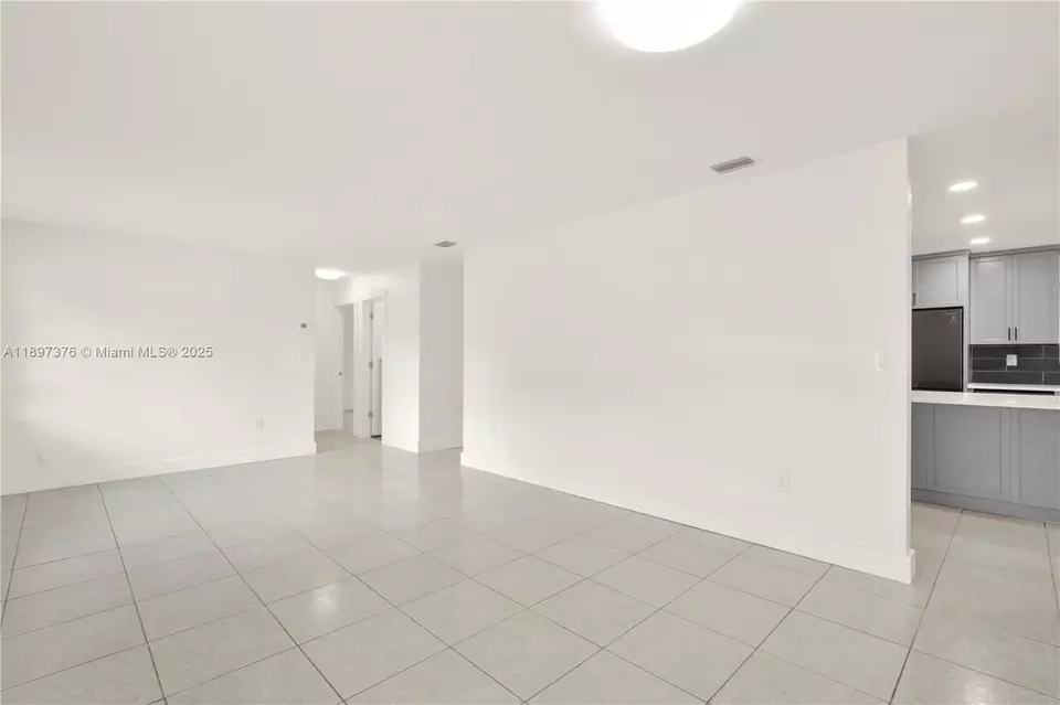 Living - 18320 SW 293rd St, Homestead, FL 33030 photo 3 of 4