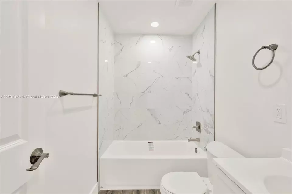 Bath - 18320 SW 293rd St, Homestead, FL 33030 photo 4 of 4